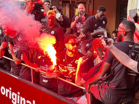 FOTO TBW – La festa della Virtus in Piazza Maggiore dopo la conquista dell’Eurocup- immagine 7
