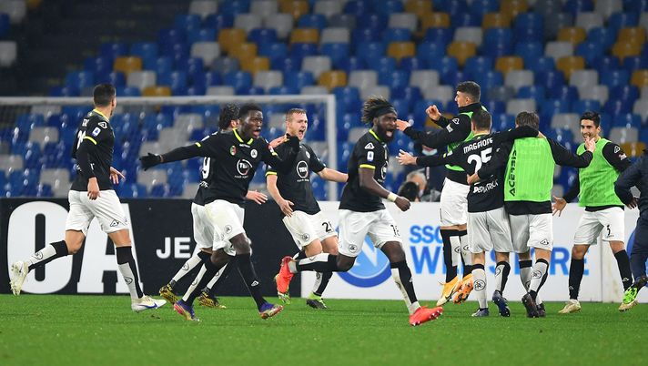 NAPLES, ITALY - JANUARY 06: Tommaso Pobega of Spezia celebrates with team mates after scoring their team's second goal during the Serie A match between SSC Napoli and Spezia Calcio at Stadio Diego Armando Maradona on January 06, 2021 in Naples, Italy. Sporting stadiums around Italy remain under strict restrictions due to the Coronavirus Pandemic as Government social distancing laws prohibit fans inside venues resulting in games being played behind closed doors. (Photo by Francesco Pecoraro/Getty Images ) 