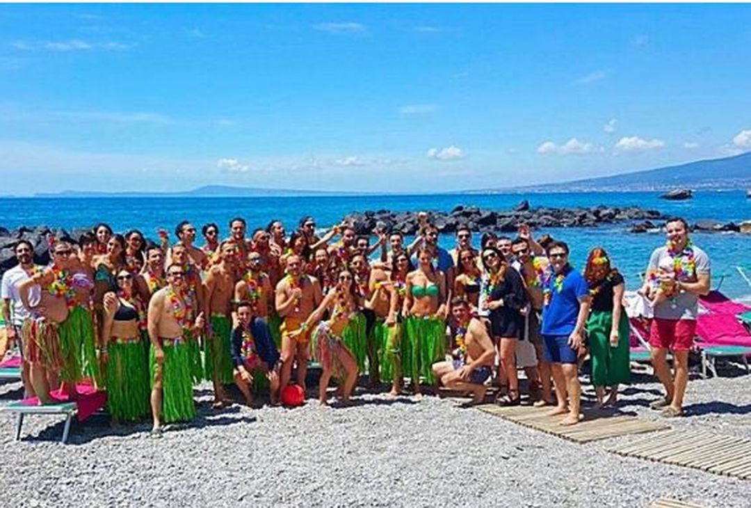  D'Ambrosio e sua moglie Enza insieme ai loro ospiti il giorno dopo al loro "sì per sempre" 