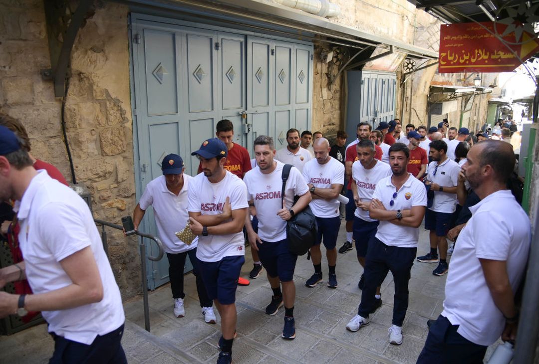 La Roma visita il Muro del Pianto – FOTO GALLERY - immagine 6