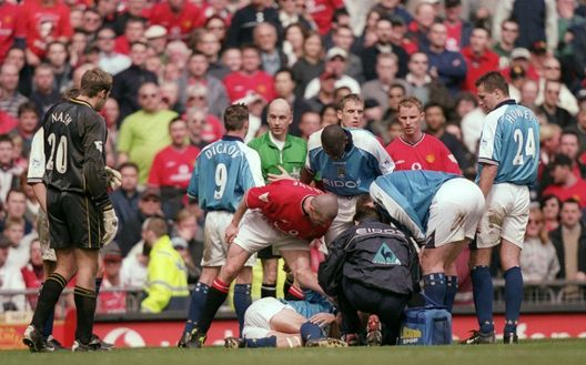 21 Aprile 2001: Roy Keane infierisce su Haaland a terra... 21 Aprile 2001: Roy Keane infierisce su Haaland a terra...