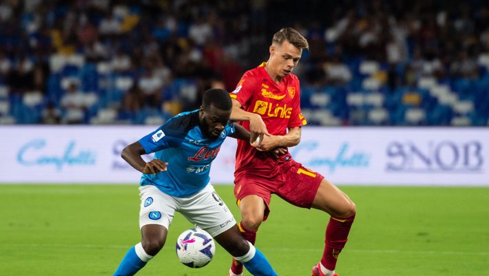 NAPLES, ITALY - AUGUST 31: Tanguy NDombèlé of SSC Napoli and Thorir Helgason of US Lecce compete for the ball during the Serie A match between SSC Napoli and US Lecce at Stadio Diego Armando Maradona on August 31, 2022 in Naples, Italy. (Photo by Ivan Romano/Getty Images) Serie A, oggi anticipi e posticipi dalla 30a alla 34a. Lecce-Napoli venerdì 7 aprile - immagine 1