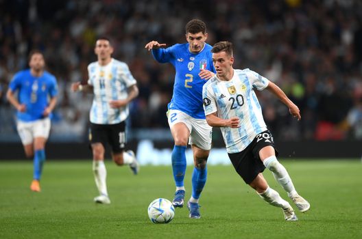 LONDON, ENGLAND - JUNE 01: Giovani Lo Celso of Argentina is challenged by Giovanni Di Lorenzo of Italy during the Finalissima 2022 Final between Italy and Argentina at Wembley Stadium on June 01, 2022 in London, England. (Photo by Shaun Botterill/Getty Images) Carte in tavola per Lo Celso: ACF e Spurs riflettono sull’operazione- immagine 2
