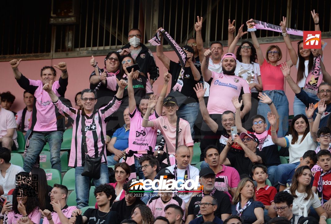 Fototifo, i tifosi allo stadio per Palermo-Feralpisaló 1-0 (gallery) - immagine 56