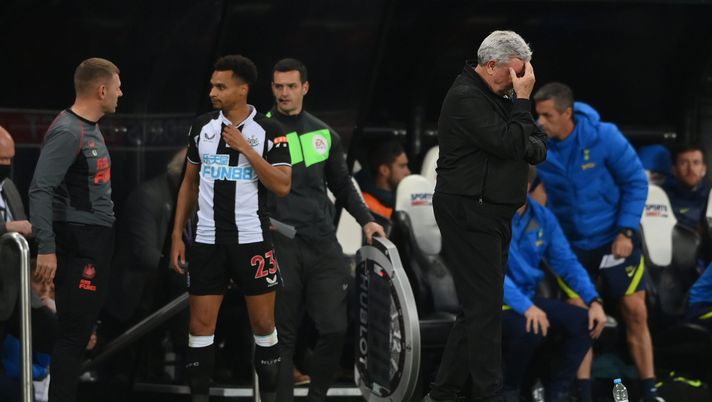 NEWCASTLE UPON TYNE, ENGLAND - OCTOBER 17: Newcastle manager Steve Bruce reacts on the touchline during the Premier League match between Newcastle United and Tottenham Hotspur at St. James Park on October 17, 2021 in Newcastle upon Tyne, England. (Photo by Stu Forster/Getty Images) Rissa nello spogliatoio Newcastle: alla fine paga Steve Bruce, ecco Fonseca… - immagine 1