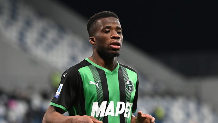 REGGIO NELL'EMILIA, ITALY - FEBRUARY 26: Hamed Traore of US Sassuolo looks on during the Serie A match between US Sassuolo and ACF Fiorentina at Mapei Stadium - Citta' del Tricolore on February 26, 2022 in Reggio nell'Emilia, Italy. (Photo by Alessandro Sabattini/Getty Images) Una big piomba sul quasi ex viola Traorè, ecco quanti milioni servono - immagine 1