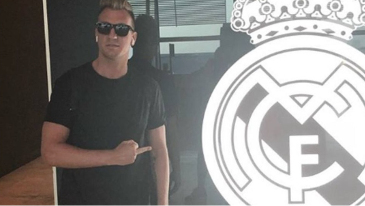 Curiosità: dito medio di Maxi Lopez a stemma Real Madrid, i tifosi di casa…  Curiosità: dito medio di Maxi Lopez a stemma Real Madrid, i tifosi di casa…