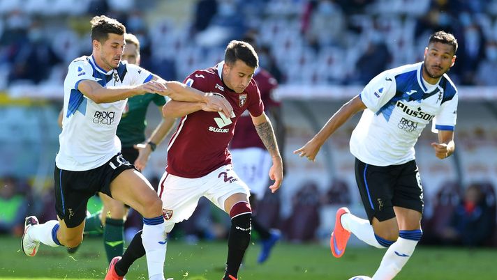 TURIN, ITALY - SEPTEMBER 26:  Alejandro Berenguer (C) of Torino FC is challenged by Remo Freuler of  Atalanta BC during the Serie A match between Torino FC and Atalanta BC at Stadio Olimpico di Torino on September 26, 2020 in Turin, Italy.  (Photo by Valerio Pennicino/Getty Images) 