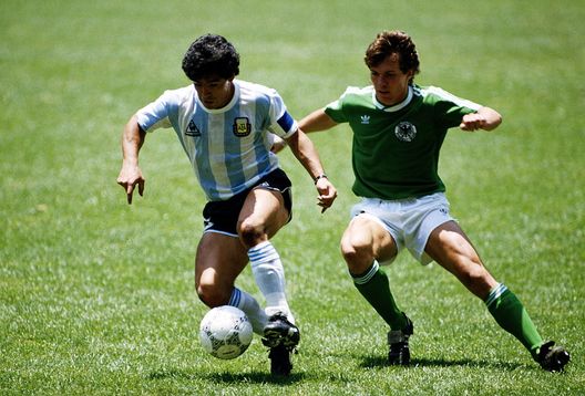 Diego Maradona of Argentina and Lothar Matthaeus of Germany in action during the FIFA World Cup final on 29 June 1986 against West Germany at the Azteca Stadium in Mexico City, Mexico. Argentina won the match 3-2. (Photo by Michael King/Getty Images) La “10” di Maradona della finale del Mondiale ’86 al Museo delle leggende di Madrid. Omaggio di Matthaus - immagine 1