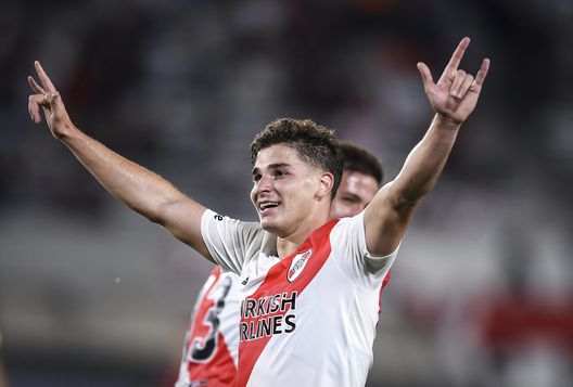 BUENOS AIRES, ARGENTINA - NOVEMBER 07: Julian Alvarez of River Plate celebrates after scoring the fourth goal of his team during a match between River Plate and Patronato as part of Torneo Liga Profesional 2021 at Estadio Monumental Antonio Vespucio Liberti on November 7, 2021 in Buenos Aires, Argentina. (Photo by Marcelo Endelli/Getty Images) BUENOS AIRES, ARGENTINA - NOVEMBER 07: Julian Alvarez of River Plate celebrates after scoring the fourth goal of his team during a match between River Plate and Patronato as part of Torneo Liga Profesional 2021 at Estadio Monumental Antonio Vespucio Liberti on November 7, 2021 in Buenos Aires, Argentina. (Photo by Marcelo Endelli/Getty Images)