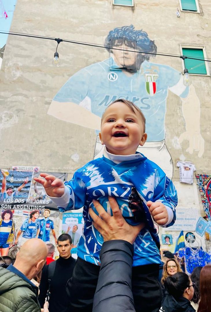 FOTO Napoli si tinge d’azzurro: striscioni, addobbi e bimbi sorridenti - immagine 11