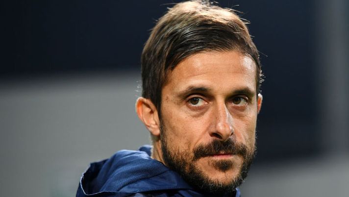 REGGIO NELL'EMILIA, ITALY - NOVEMBER 09: Alessio Dionisi, Head Coach of US Sassuolo looks on prior to the Serie A match between US Sassuolo and AS Roma at Mapei Stadium - Citta' del Tricolore on November 09, 2022 in Reggio nell'Emilia, Italy. (Photo by Alessandro Sabattini/Getty Images) Dionisi: “Ceide sta iniziando a conoscere il gioco, Thorstvedt è diverso perché…” - immagine 1