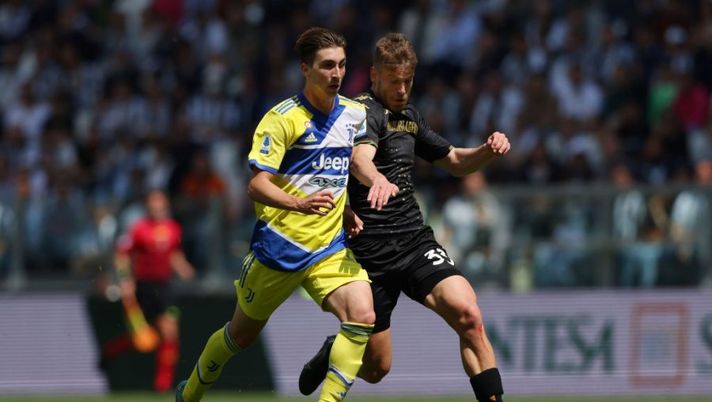 TURIN, ITALY - MAY 01: Fabio Miretti of Juventus battles for possession with Domen Crnigoj of Venezia FC during the Serie A match between Juventus and Venezia FC at Allianz Stadium on May 01, 2022 in Turin, Italy. (Photo by Jonathan Moscrop/Getty Images) Sky: “Salernitana, chiusa l’operazione Crnigoj col Venezia: la formula e le cifre” - immagine 1