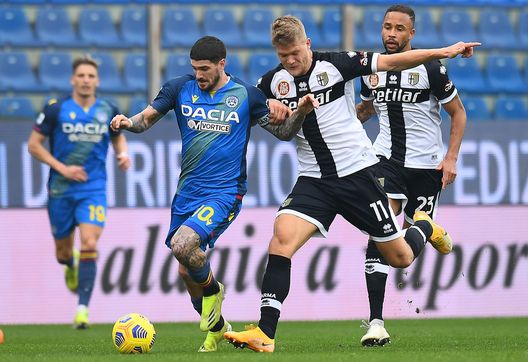 De Paul e Cornelius in azione durante Parma-Udinese De Paul e Cornelius in azione durante Parma-Udinese
