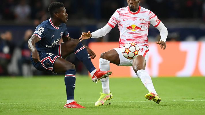 PARIS, FRANCE - OCTOBER 19: Abdou Diallo of Paris Saint-Germain battles for possession with Dani Olmo of RB Leipzig during the UEFA Champions League group A match between Paris Saint-Germain and RB Leipzig at Parc des Princes on October 19, 2021 in Paris, France. (Photo by Matthias Hangst/Getty Images) PSG nei guai in difesa: out anche Diallo, di nuovo positivo al Covid dopo averlo già preso a gennaio - immagine 1