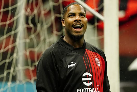 MILAN, ITALY - FEBRUARY 26: Mike Maignan of AC Milan smiles during the warm up prior to the Serie A match between AC Milan and Atalanta BC at Stadio Giuseppe Meazza on February 26, 2023 in Milan, Italy. (Photo by Pier Marco Tacca/AC Milan via Getty Images) Pioli tra Fiorentina e Tottenham: il punto tra le file dei rossoneri- immagine 2