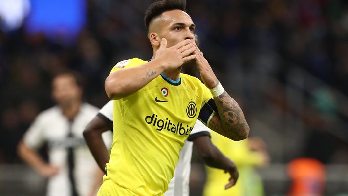 MILAN, ITALY - JANUARY 10: Lautaro Martinez of FC Internazionale celebrates after scoring the team's first goal during the Coppa Italia Round of 16 match between FC Internazionale and Parma Calcio at Stadio Giuseppe Meazza on January 10, 2023 in Milan, Italy. (Photo by Marco Luzzani/Getty Images) Lautaro e Acerbi salvano l’Inter: 2-1 al Parma in 120′, Inzaghi ai quarti - immagine 1