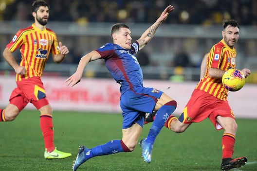  LECCE, ITALY - FEBRUARY 02: Andrea Belotti of Torino FC vies with Fabio Lucioni of US Lecce during the Serie A match between US Lecce and Torino FC at Stadio Via del Mare on February 02, 2020 in Lecce, Italy. (Photo by Francesco Pecoraro/Getty Images) 
