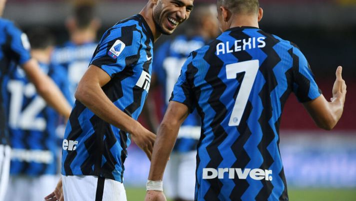 BENEVENTO, ITALY - SEPTEMBER 30: Achraf Hakimi and Alexis Sanchez of FC Internazionale celebrate the 1-4 goal scored by Achraf Hakimiduring the Serie A match between Benevento Calcio and FC Internazionale at Stadio Ciro Vigorito on September 30, 2020 in Benevento, Italy. (Photo by Francesco Pecoraro/Getty Images) Inter, Lukaku parte con la squadra. Gagliardini e Darmian tra le novità di formazione - immagine 1