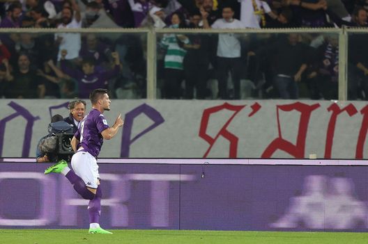 FLORENCE, ITALY - OCTOBER 22: Luka Jovic of ACF Fiorentina celebrates after scoring the third goal of his team during the Serie A match between ACF Fiorentina and FC Internazionale at Stadio Artemio Franchi on October 22, 2022 in Florence, Italy. (Photo by Gabriele Maltinti/Getty Images) Il Franchi tace, per adesso. Ma la Fiorentina non ha più scuse- immagine 2