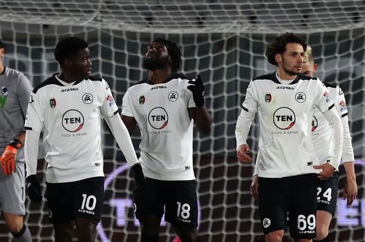 LA SPEZIA, ITALY - JANUARY 11: Mbala Nzola of Spezia Calcio celebrates after scoring a goal during the Serie A match between Spezia Calcio and UC Sampdoria at Stadio Alberto Picco on January 11, 2021 in La Spezia, Italy. (Photo by Gabriele Maltinti/Getty Images) LA SPEZIA, ITALY - JANUARY 11: Mbala Nzola of Spezia Calcio celebrates after scoring a goal during the Serie A match between Spezia Calcio and UC Sampdoria at Stadio Alberto Picco on January 11, 2021 in La Spezia, Italy. (Photo by Gabriele Maltinti/Getty Images)