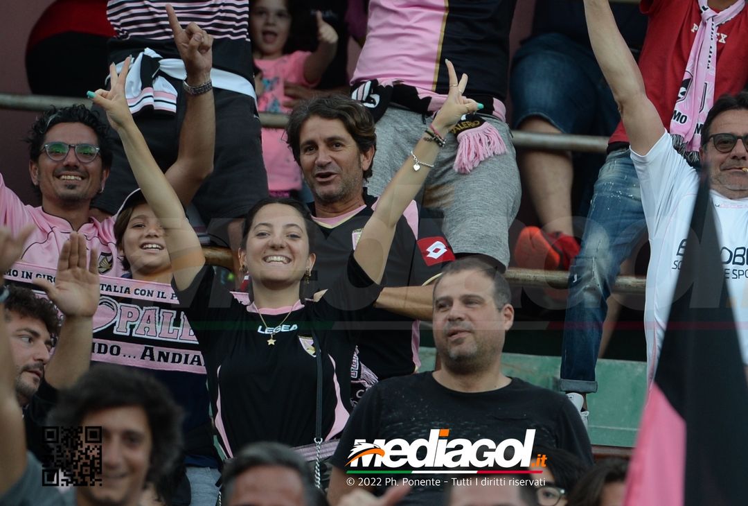 Fototifo, i tifosi allo stadio per Palermo-Feralpisaló 1-0 (gallery) - immagine 165
