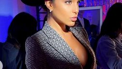 Jessica Aidi nasconde i suoi capelli ricci sotto il cappello e affascina Parigi