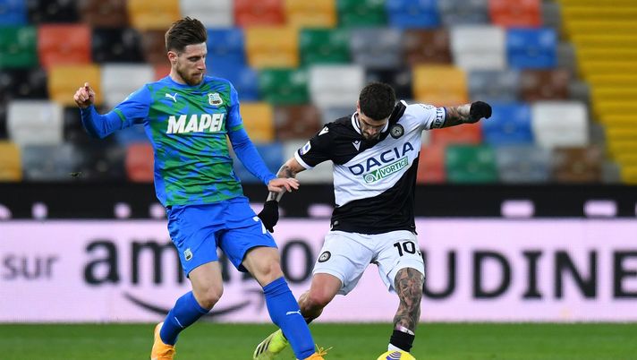 UDINE, ITALY - MARCH 06: Georgios Kyriakopoulos of Sassuolo and Rodrigo De Paul of Udinese Calcio battle for the ball during the Serie A match between Udinese Calcio and US Sassuolo at Dacia Arena on March 06, 2021 in Udine, Italy. Sporting stadiums around Italy remain under strict restrictions due to the Coronavirus Pandemic as Government social distancing laws prohibit fans inside venues resulting in games being played behind closed doors. (Photo by Alessandro Sabattini/Getty Images) UDINE, ITALY - MARCH 06: Georgios Kyriakopoulos of Sassuolo and Rodrigo De Paul of Udinese Calcio battle for the ball during the Serie A match between Udinese Calcio and US Sassuolo at Dacia Arena on March 06, 2021 in Udine, Italy. Sporting stadiums around Italy remain under strict restrictions due to the Coronavirus Pandemic as Government social distancing laws prohibit fans inside venues resulting in games being played behind closed doors. (Photo by Alessandro Sabattini/Getty Images)