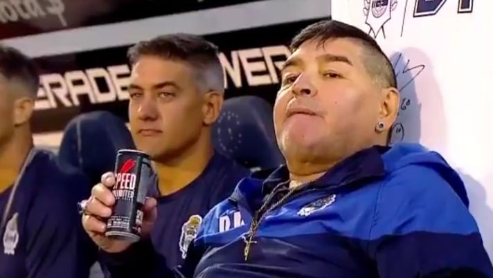 Capelli rasati contro il Coronavirus: il nuovo look di Diego Maradona 