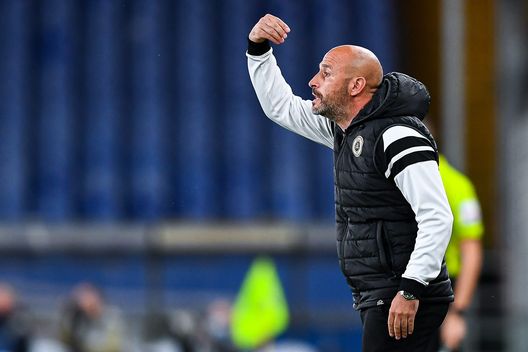  GENOA, ITALY - MAY 12: Vincenzo Italiano head coach of Spezia yells at his players during the Serie A match between UC Sampdoria and Spezia Calcio at Stadio Luigi Ferraris on May 12, 2021 in Genoa, Italy. (Photo by Getty Images) 