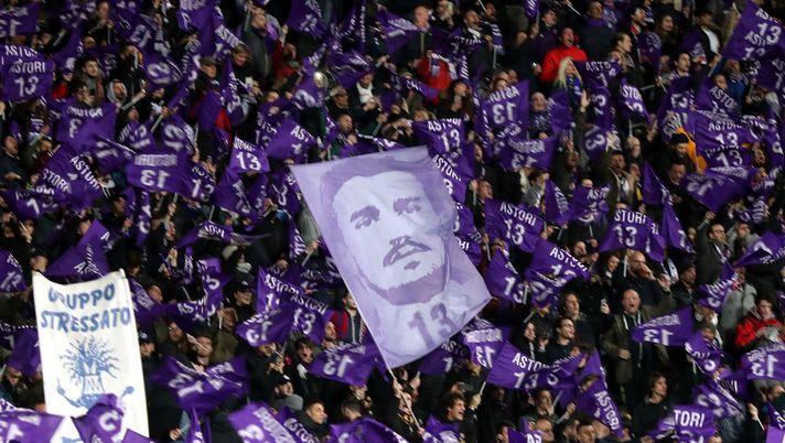FLORENCE, ITALY - FEBRUARY 27: Fans of ACF Fiorentina wave flags during the Coppa Italia match between ACF Fiorentina and Atalanta BC on February 27, 2019 in Florence, Italy.  (Photo by Gabriele Maltinti/Getty Images) 