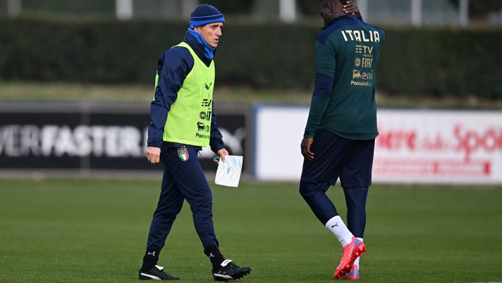 FLORENCE, ITALY - JANUARY 26: Head coach Italy Roberto Mancini reacts during a Italy training session at Centro Tecnico Federale di Coverciano on January 26, 2022 in Florence, Italy. (Photo by Claudio Villa/Getty Images)