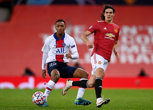 MANCHESTER, ENGLAND - DECEMBER 02: Edinson Cavani of Manchester United is challenged by Abdou Diallo of Paris Saint-Germain during the UEFA Champions League Group H stage match between Manchester United and Paris Saint-Germain at Old Trafford on December 02, 2020 in Manchester, England. Sporting stadiums around the UK remain under strict restrictions due to the Coronavirus Pandemic as Government social distancing laws prohibit fans inside venues resulting in games being played behind closed doors. (Photo by Laurence Griffiths/Getty Images) Dove giocherà Cavani? Intanto il Matador saluta ufficialmente lo United- immagine 2