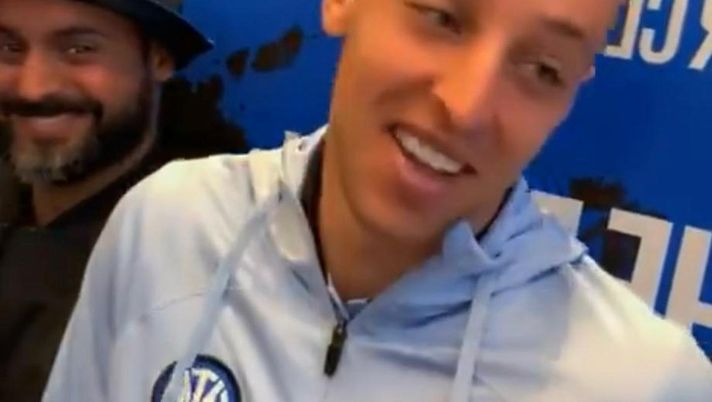 Inter, siparietto con Frattesi: un tifoso gli fa un complimento in inglese e lui fraintende - immagine 1