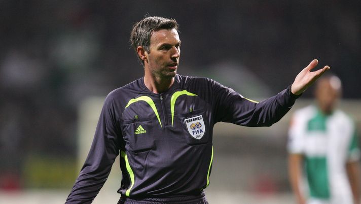 BREMEN, GERMANY - MARCH 14: Referee Stefano Farina gestures during the UEFA Cup round of sixteen, second leg match between Werder Bremen and Celta Vigo at the Weserstadion on March 14, 2007 in Bremen, Germany. (Photo by Martin Rose/Bongarts/Getty Images) BREMEN, GERMANY - MARCH 14: Referee Stefano Farina gestures during the UEFA Cup round of sixteen, second leg match between Werder Bremen and Celta Vigo at the Weserstadion on March 14, 2007 in Bremen, Germany. (Photo by Martin Rose/Bongarts/Getty Images)