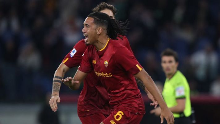 ROME, ITALY - OCTOBER 09: Chris Smalling of AS Roma celebrates after scoring their team's first goal during the Serie A match between AS Roma and US Lecce at Stadio Olimpico on October 09, 2022 in Rome, Italy. (Photo by Paolo Bruno/Getty Images) Voti fantacalcio: Smalling come Pellegrini, Abraham più di Ibanez! Strefezza super - immagine 1