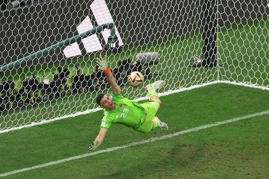LUSAIL CITY, QATAR - DECEMBER 18: Emiliano Martinez of Argentina concedes the first penalty to Kylian Mbappe of France in the penalty shootout during the FIFA World Cup Qatar 2022 Final match between Argentina and France at Lusail Stadium on December 18, 2022 in Lusail City, Qatar. (Photo by Richard Heathcote/Getty Images) Argentina, Mar del Plata nelle… mani di Martinez: proposta per una statua e per intitolargli lo stadio- immagine 2