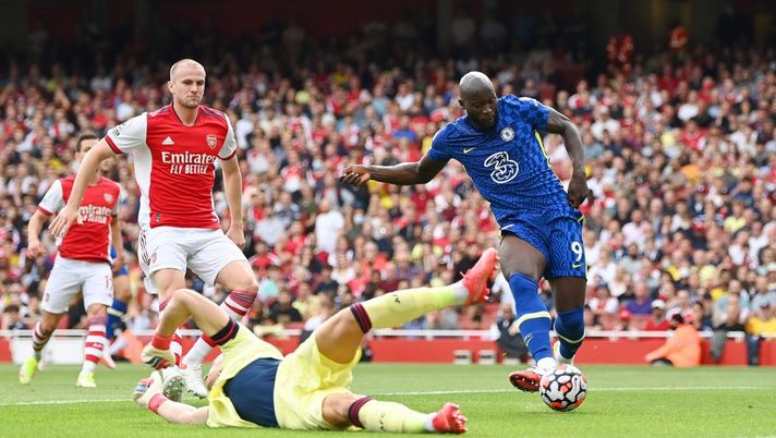LONDON, ENGLAND - AUGUST 22: Romelu Lukaku of Chelsea scores their side's first goal past Bernd Leno of Arsenal during the Premier League match between Arsenal and Chelsea at Emirates Stadium on August 22, 2021 in London, England. (Photo by Shaun Botterill/Getty Images) 