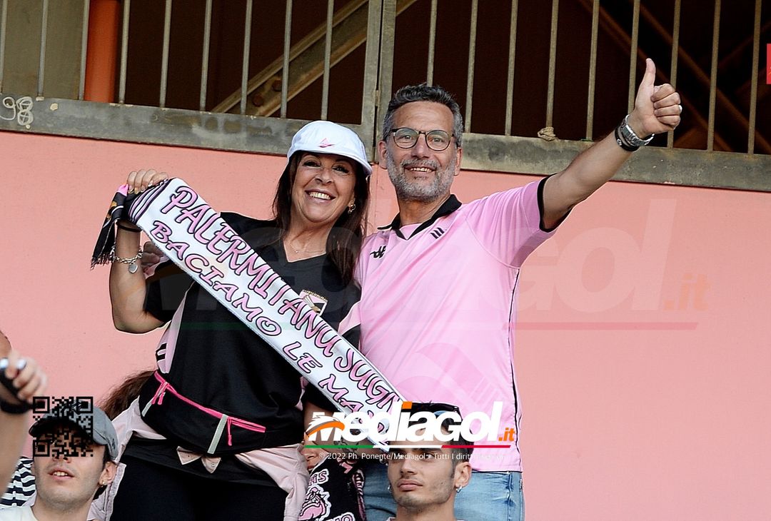 Fototifo, facce da Serie B. I tifosi allo stadio per Palermo-Padova 1-0 - immagine 23