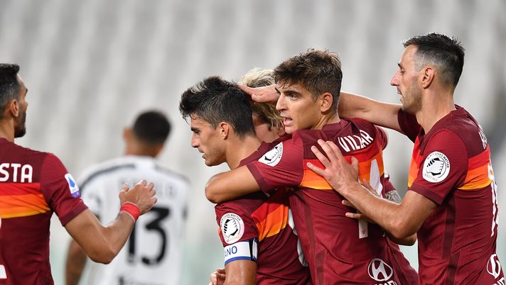 TURIN, ITALY - AUGUST 01:  Diego Perotti (C) of AS Roma celebrates his second goal with team mates during the Serie A match between Juventus and  AS Roma at  on August 1, 2020 in Turin, Italy.  (Photo by Valerio Pennicino/Getty Images) 