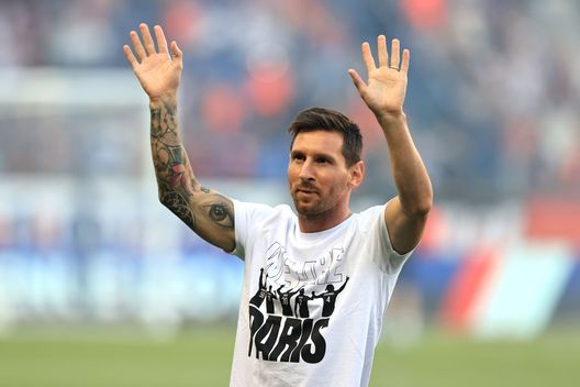 PARIS, FRANCE - AUGUST 14: Lionel Messi of Paris Saint-Germain acknowledges the fans as he is introduced to the fans prior to the Ligue 1 Uber Eats match between Paris Saint Germain and Strasbourg at Parc des Princes on August 14, 2021 in Paris, France. (Photo by David Rogers/Getty Images) PARIS, FRANCE - AUGUST 14: Lionel Messi of Paris Saint-Germain acknowledges the fans as he is introduced to the fans prior to the Ligue 1 Uber Eats match between Paris Saint Germain and Strasbourg at Parc des Princes on August 14, 2021 in Paris, France. (Photo by David Rogers/Getty Images)