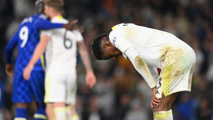 LEEDS, ENGLAND - MAY 11: Junior Firpo of Leeds United looks dejected at the final whistle in the Premier League match between Leeds United and Chelsea at Elland Road on May 11, 2022 in Leeds, England. (Photo by Stu Forster/Getty Images) Leeds, la strana storia: i calciatori tifano per la retrocessione? - immagine 1