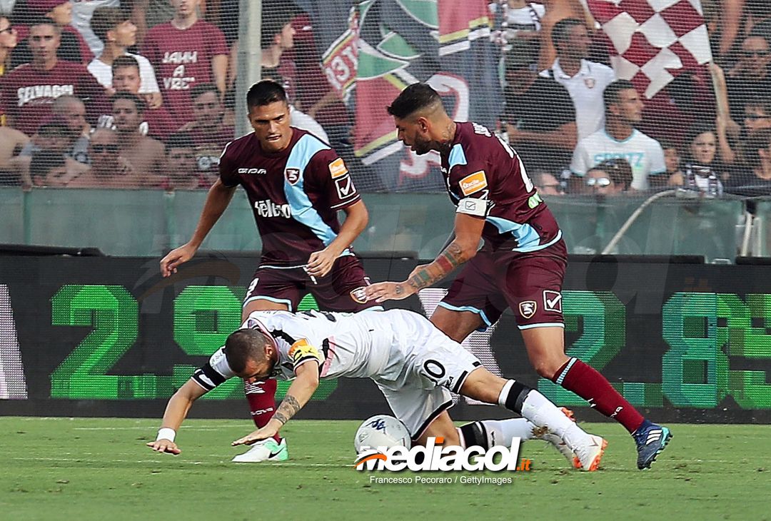  SALERNO, ITALY - AUGUST 25: Player of US Salernitana Raffaele Schiavi vies with US Citta di Palermo player Ilija Nestorovski during the Serie B match between US Salernitana and US Citta di Palermo on August 25, 2018 in Salerno, Italy.  (Photo by Francesco Pecoraro/Getty Images) 