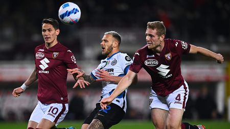 TURIN, ITALY - MARCH 13: Federico Dimarco of FC Internazionale competes for the ball with Tommaso Pobega and Sada Lukic of Torino FC during the Serie A match between Torino FC and FC Internazionale at Stadio Olimpico di Torino on March 13, 2022 in Turin, Italy. (Photo by Mattia Ozbot - Inter/Inter via Getty Images )