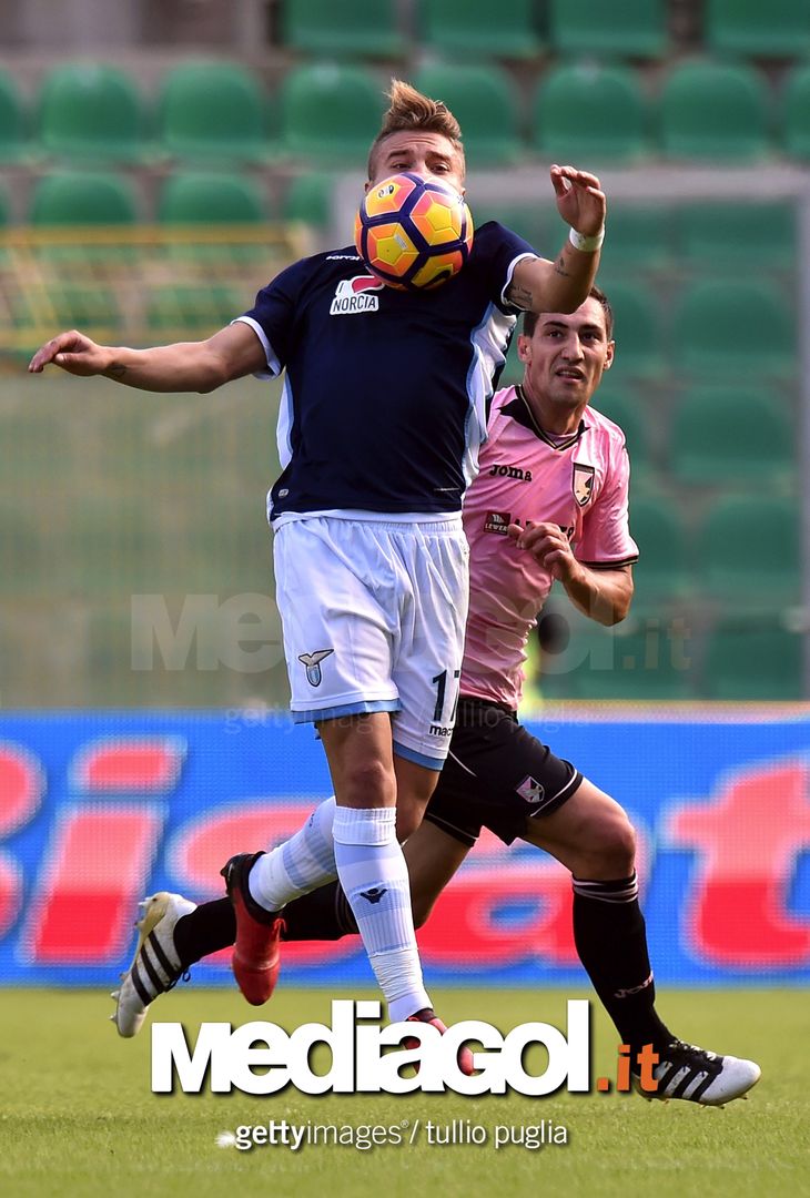  PALERMO, ITALY - NOVEMBER 27: Ciro Immobile (L) of Lazio controls the ball as Mato Jajalo of Palermo tackles during the Serie A match betweenUS Citta di Palermo and SS Lazio at Stadio Renzo Barbera on November 27, 2016 in Palermo, Italy.  (Photo by Tullio M. Puglia/Getty Images) 