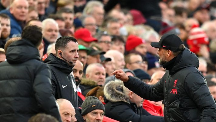 LIVERPOOL, ENGLAND - MARCH 05: Juergen Klopp, Manager of Liverpool, speaks with Fourth Official Stuart Attwell during the Premier League match between Liverpool FC and Manchester United at Anfield on March 05, 2023 in Liverpool, England. (Photo by Michael Regan/Getty Images) North West derby, i suoi Reds stravincono ma Klopp litiga con un tifoso…! - immagine 1