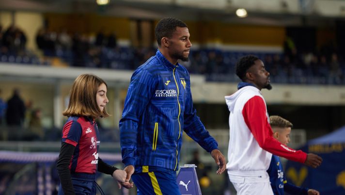 VERONA, ITALY - DECEMBER 23: Isak Hien of Hellas Verona FC enters the pitch ahead of the Serie A TIM match between Hellas Verona FC and Cagliari Calcio at Stadio Marcantonio Bentegodi on December 23, 2023 in Verona, Italy. (Photo by Francesco Scaccianoce/Getty Images) Calciomercato, Hien ufficiale all’Atalanta: sarà disponibile già contro la Roma - immagine 1