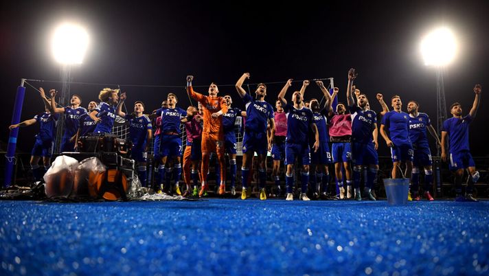 ZAGREB, CROATIA - SEPTEMBER 06: Dinamo Zagreb players celebrate with the fans after their sides victory during the UEFA Champions League group E match between Dinamo Zagreb and Chelsea FC at Stadion Maksimir on September 06, 2022 in Zagreb, Croatia. (Photo by Jurij Kodrun/Getty Images) DInamo Zagabria campione in Croazia dopo il pari nel derby