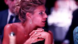 Martina Colombari posa completamente nuda: “Levate di dosso le vesti, maschere…”