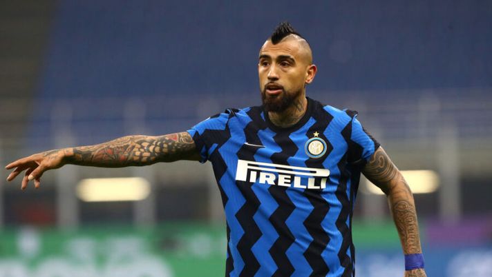 MILAN, ITALY - JANUARY 17: Arturo Vidal of Inter Milan gives instructions to their side during the Serie A match between FC Internazionale and Juventus at Stadio Giuseppe Meazza on January 17, 2021 in Milan, Italy. Sporting stadiums around Italy remain under strict restrictions due to the Coronavirus Pandemic as Government social distancing laws prohibit fans inside venues resulting in games being played behind closed doors. (Photo by Marco Luzzani/Getty Images) Inter, Vidal fino all’ultimo per la Lazio: già pre-allertato il sostituto - immagine 1
